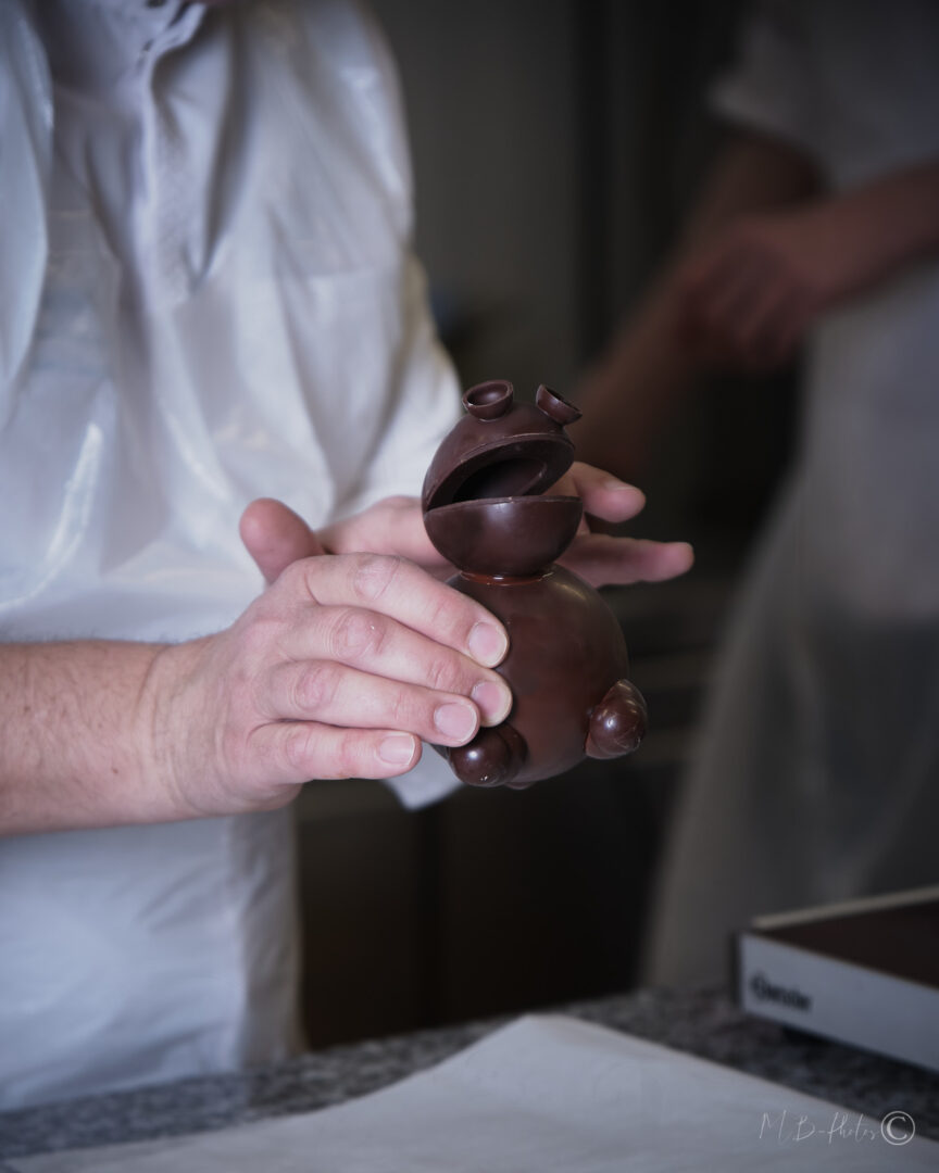Chocolatier réalisant un hippopotame en chocolat - Joseph Chocolaterie Périgueux