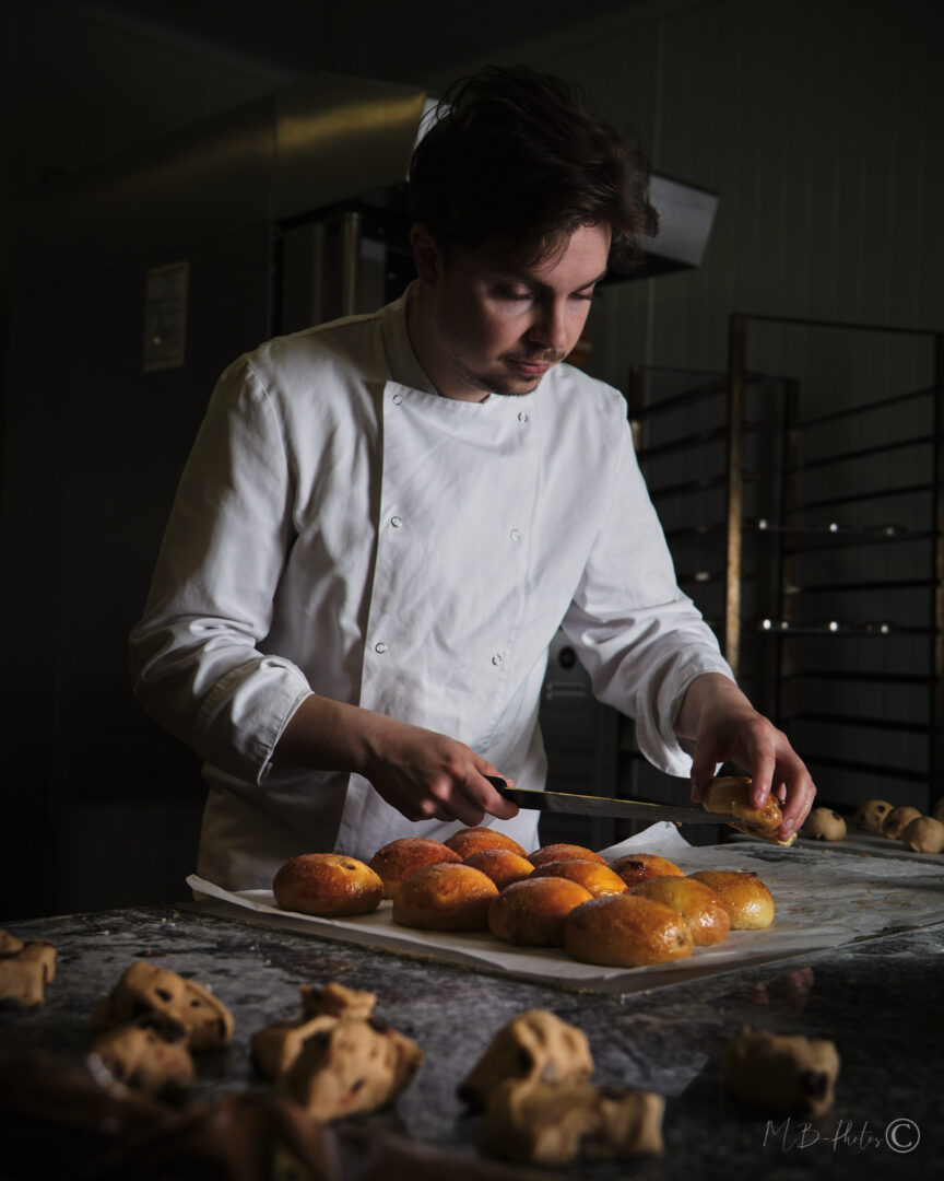 Chocolatier réalisant des brioches - Joseph Chocolaterie Périgueux