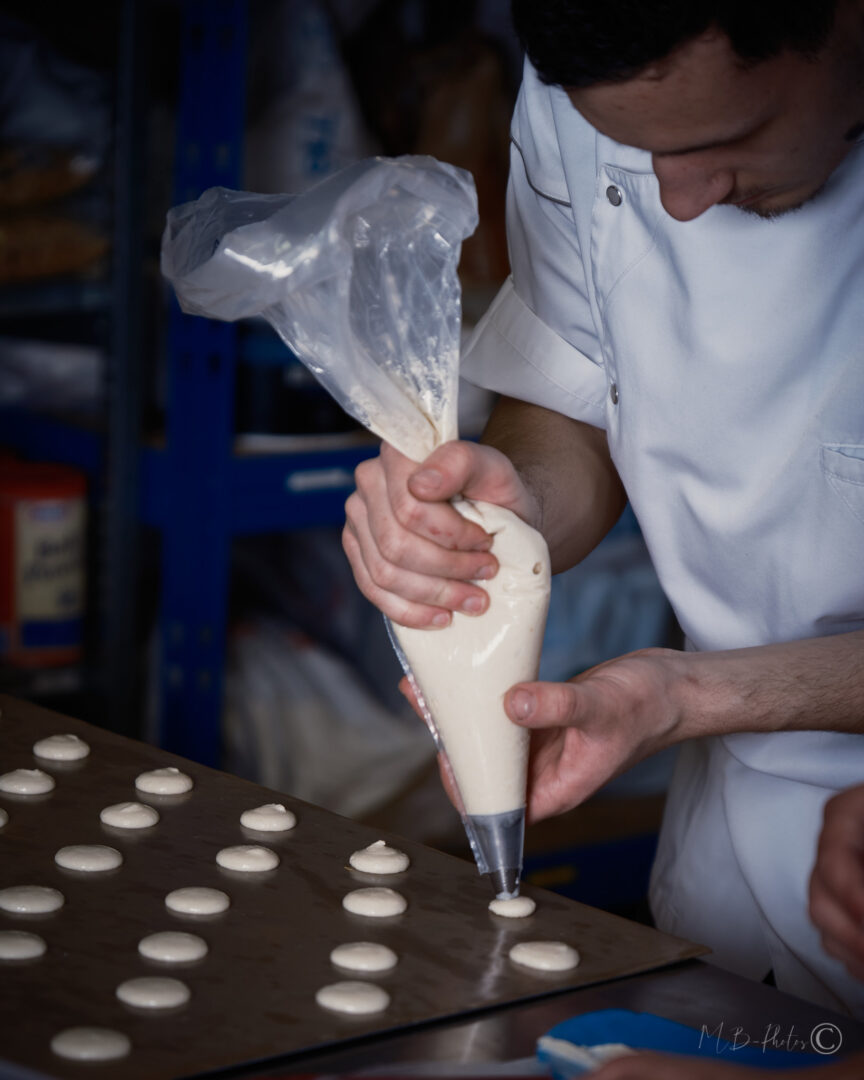 Fabrication de macarons à la poche à douille - Joseph Chocolaterie Périgueux