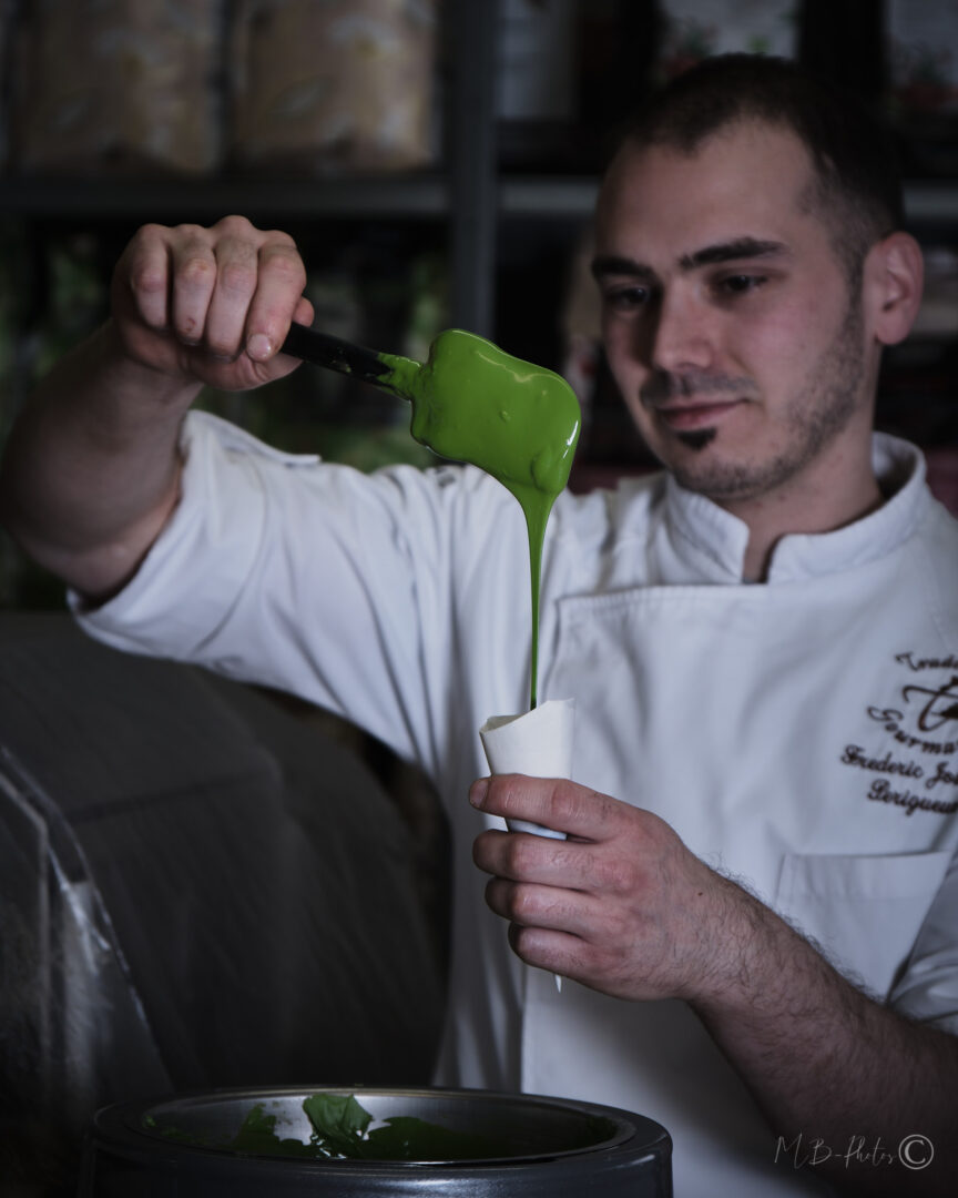 Chocolatier réalisant un glaçage pistache vert - Joseph Chocolaterie Périgueux