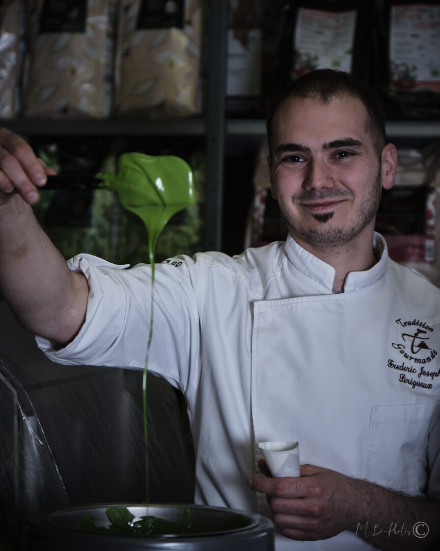 Chocolatier faisant coulé un glaçage pistache - Joseph Chocolaterie Périgueux