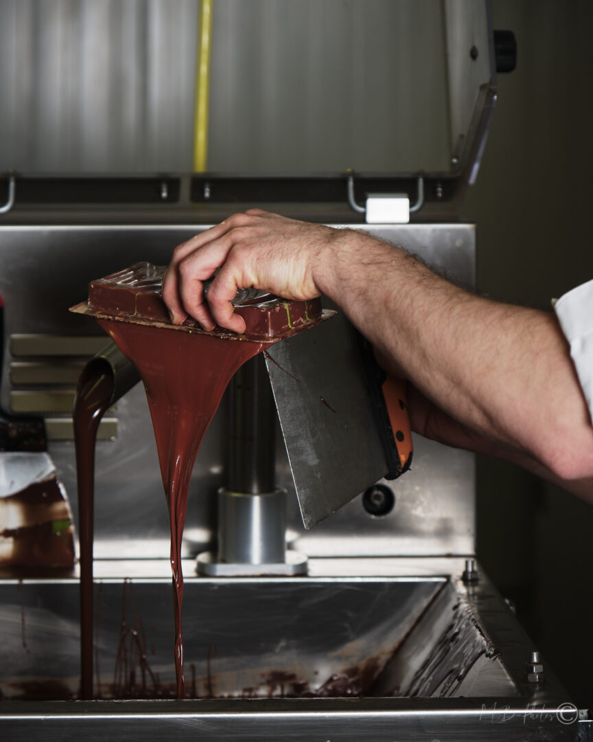Préparation d'une plaque de chocolat Dubaï - Joseph Chocolaterie Périgueux