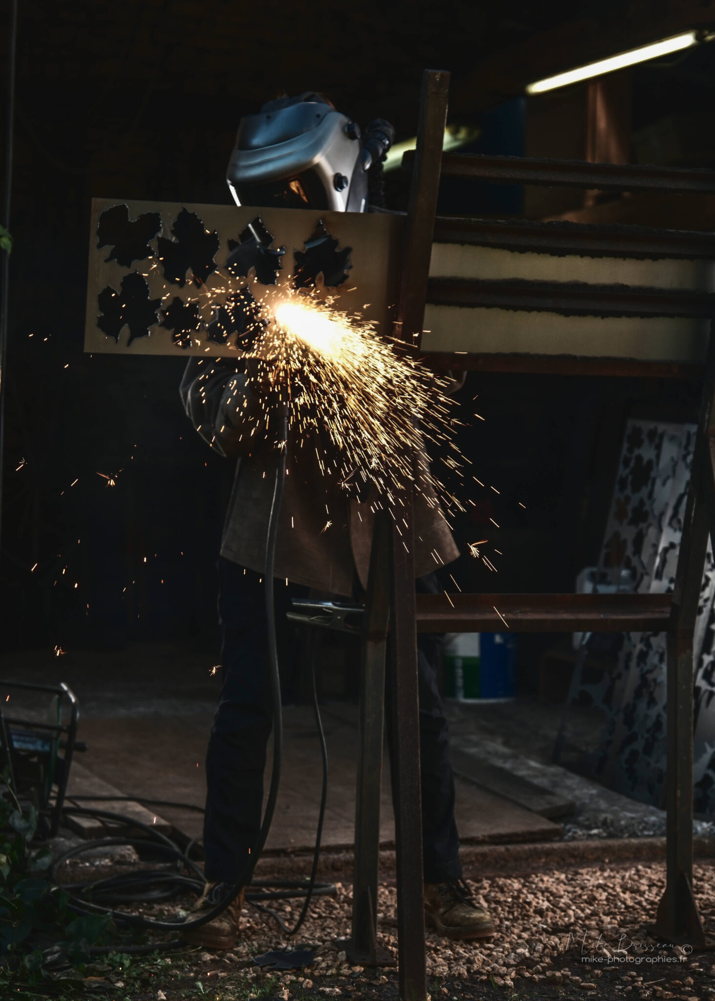 Découpe métal - reportage artisan sculpteur Dordogne