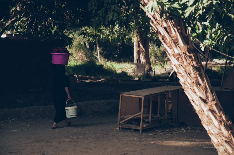 Assouan - Femme dans les rues du village- Egypte