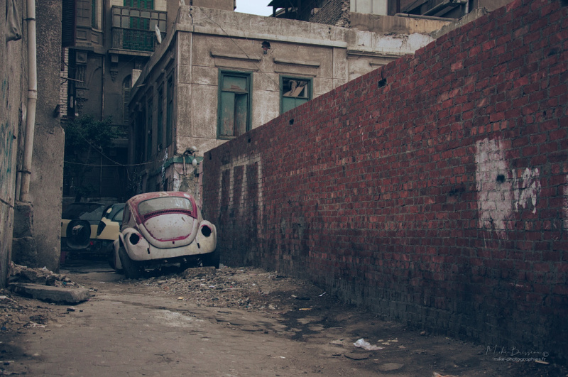 Dans une ruelle du Caire, une Coccinelle épave.